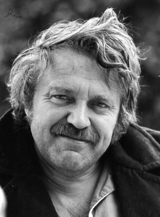 1978 – Autor čerstvě vypovězený z pražského bytu dopsal v „kapesní vile“ na Sázavě svůj román KATYNĚ.